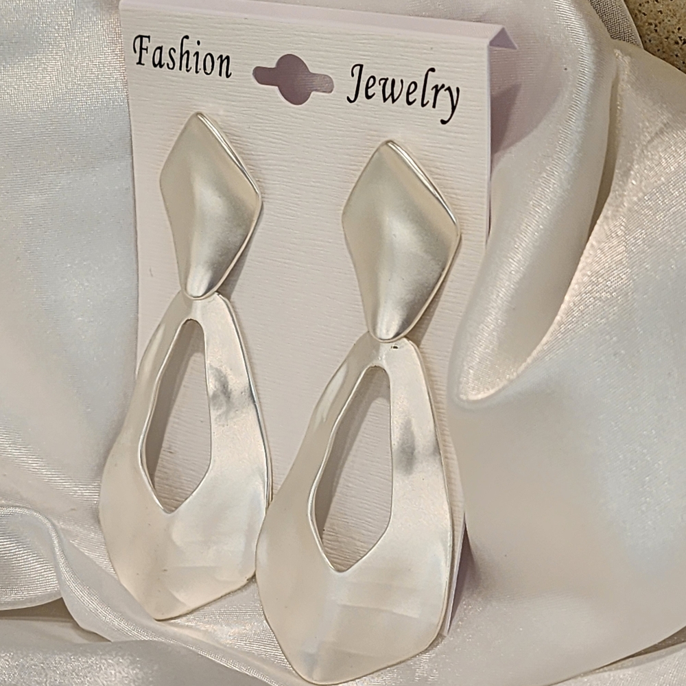 Fashion Jewelry Women's Silver-tone Teardrop Shape Clip-on Drop Earrings - Picture 7 of 8